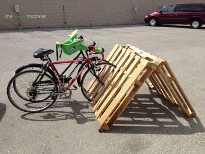 http://thehaasmachine.com/2014/05/09/diy-portable-pallet-bike-rack/